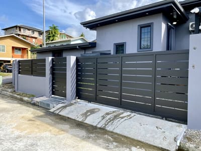 Charcoal slat frontage. Fencing & Boundary by Nair Smart Solutions