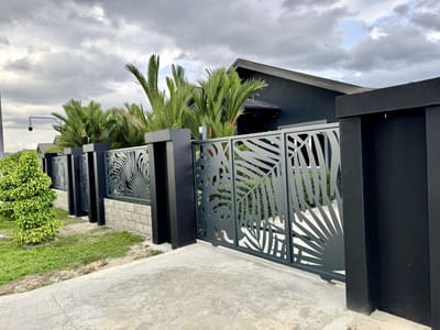 Palm gate and matching fence. Driveway Gates by Nair Smart Solutions