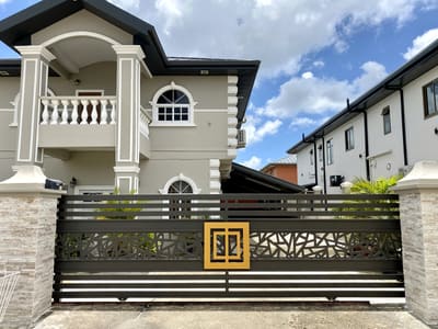 Horizontal slat with gold square. Driveway Gates by Nair Smart Solutions