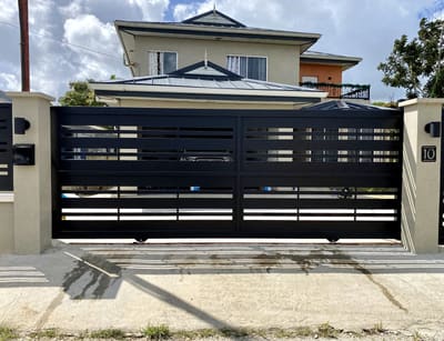 Modern slat, sliding. Driveway Gates by Nair Smart Solutions
