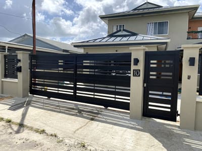 Slat gate and pedestrian gate. Driveway Gates by Nair Smart Solutions