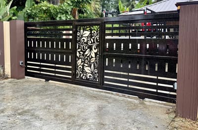 Floral centre panel. Driveway Gates by Nair Smart Solutions