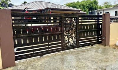 Floral panel, alternate view. Driveway Gates by Nair Smart Solutions