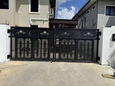 Elephant gate, straight on. Driveway Gates by Nair Smart Solutions