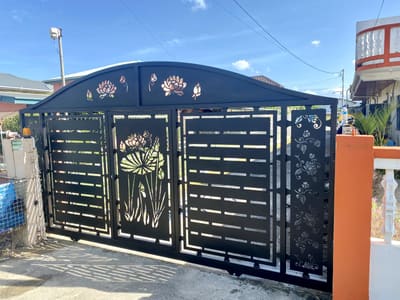 Lotus, arched head. Driveway Gates by Nair Smart Solutions