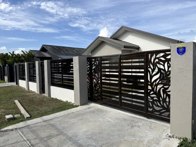 Leaf gate with fence run. Driveway Gates by Nair Smart Solutions